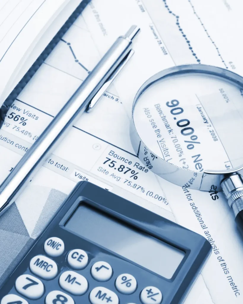 calculadora, lupa bolígrafo y presupuestos